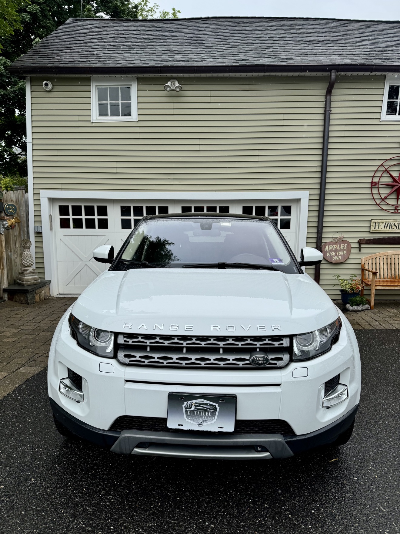 White Range Rover Evoque front view with Detailed by Yael plate frame