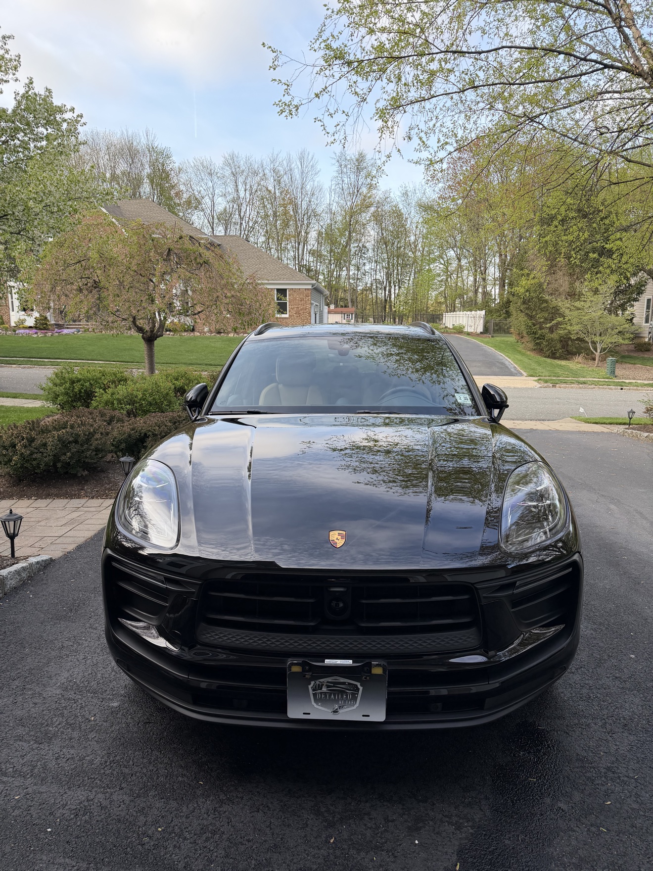 Black Porsche Macan front view with Detailed by Yael plate frame