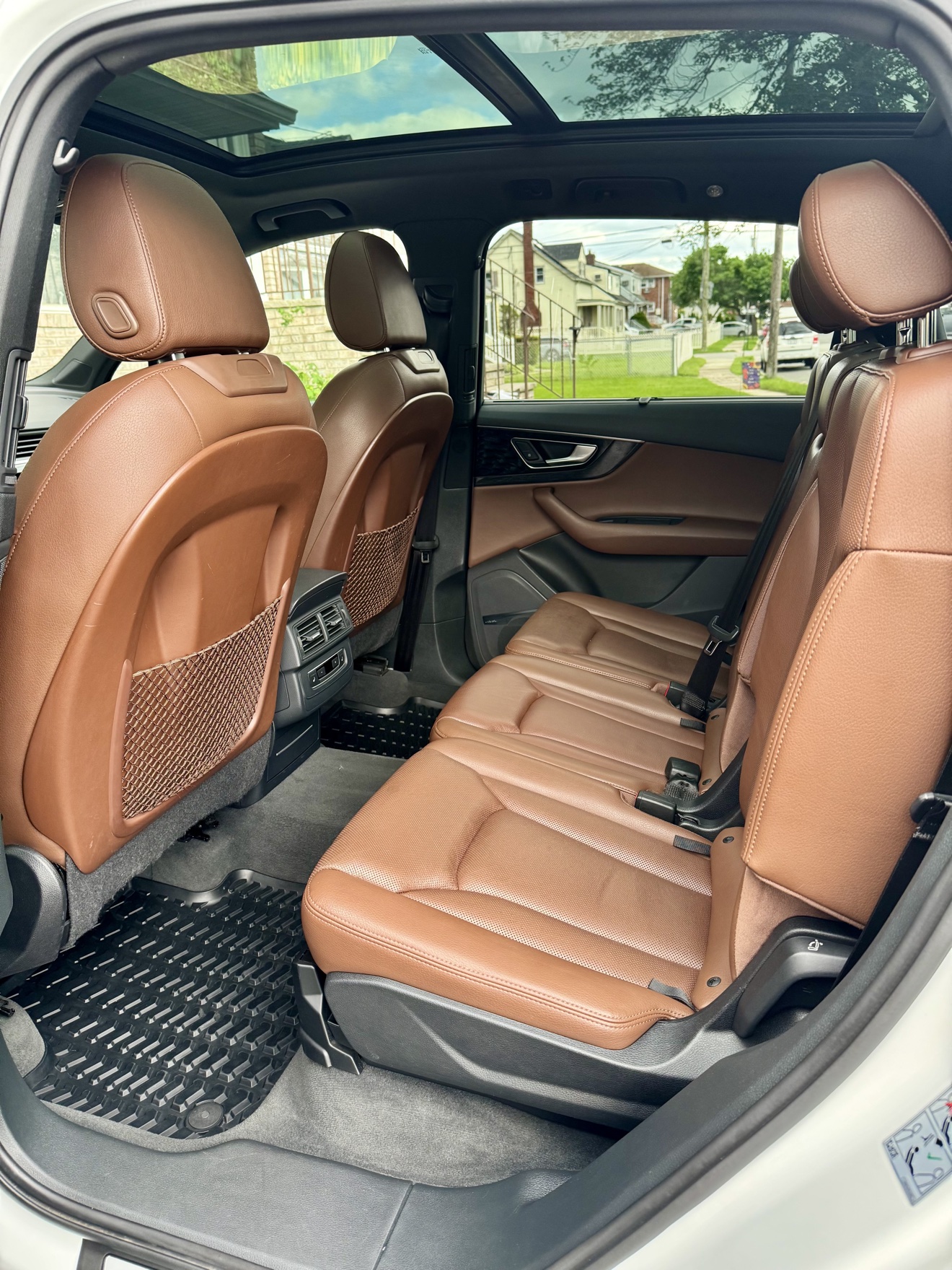 Audi Q7 rear seats in brown leather with panoramic sunroof